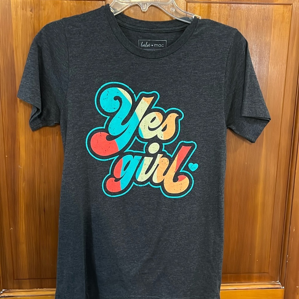 “Yes Girl” blue, yellow, & red graphic Tee Gray Size Small by Lulu ❤️ Mac